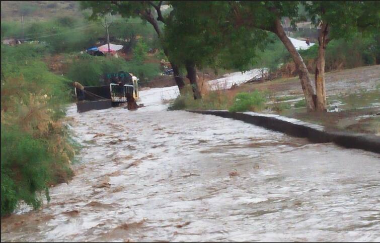 Gujarat Weather Update 3 inches of rain in Rajula Gujarat Weather Update: રાજુલામાં 3 ઈંચ વરસાદ ખાબકતા જળબંબાકાર, નદીમાં ટ્રક ફસાતા 5 લોકોનું રેસ્ક્યુ કરવામાં આવ્યું