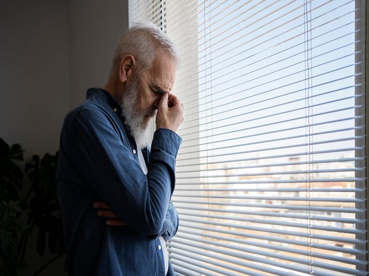 Alzheimer symptoms risk of developing Alzheimers increases with age. Alzheimer Disease: अल्जाइमर का उम्र बढ़ने से जुड़ा है कनेक्शन... किस वजह से होने लगती है दिक्कत?