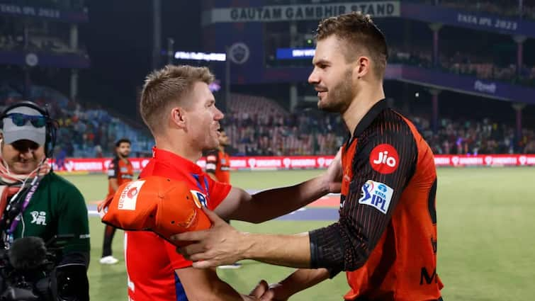 IPL 2023: Fans engage in fierce fight during Delhi Capitals Sunrisers Hyderabad match IPL 2023: দিল্লি-সানরাইজার্স ম্যাচে অরাজকতা, গ্যালারিতেই সংঘর্ষে জড়ালেন সমর্থকরা