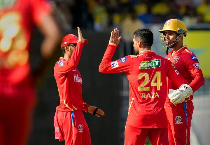 चेन्नईने दिलेल्या 201 धावांच्या आव्हानाचा पाठलाग करताना पंजाबच्या सलामी फलंदाजांनी वादळी सुरुवात केली. प्रभसिमरन आणि शिखर धवन यांनी 4.2 षटकात 50 धावांची भागिदारी केली.