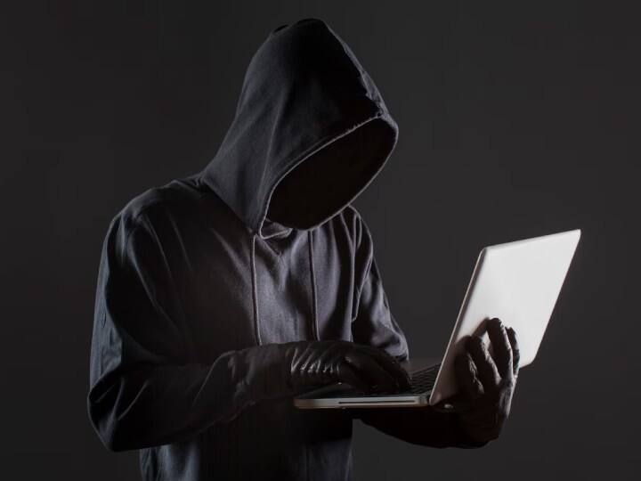 Cyber Fraud: देश में कई तरह के फ्रॉड सामने आ चुके हैं. साइबर अपराधी फ्रॉड के लिए कई तरीके अपना रहे हैं. अब ऐसा ही एक तरीका सिम स्वैप का मामला है, जिससे करोड़ों रुपये की ठगी हो चुकी है.