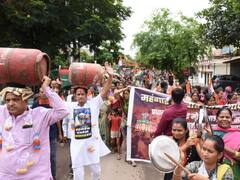 रायपुर में कांग्रेस ने 'मन की बात' कार्यक्रम का किया विरोध, महंगाई के खिलाफ निकाली रैली