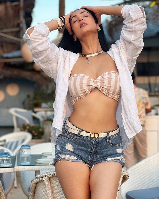 Sonal Chauhan PHOTO:  અભિનેત્રી સોનલ ચૌહાણ તેના લુકના કારણે હંમેશા ચર્ચામાં રહે છે. તાજેતરમાં અભિનેત્રીએ કેટલીક તસવીરો શેર કરી છે. જે ખુબ જ વાયરલ થઈ રહી છે.