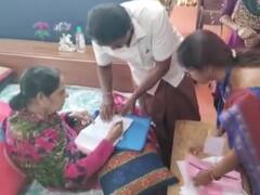 कर्नाटक में 'वोट फ्रॉम होम' की शुरुआत, जानें 6 मई तक चलने वाले इस मतदान में कैसे होगी वोटिंग