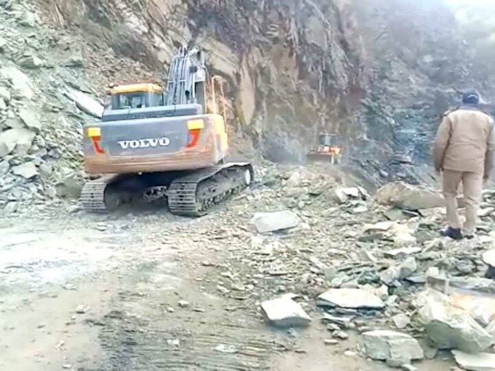 Badrinath Yatra 2023: श्रद्धालुओं की फिर बढ़ी मुसीबत, चाडा में मलबा आने से बद्रीनाथ हाईवे के दोनों तरफ लगा लंबा जाम Badrinath Dham Yatra 2023 Road blocked due to debris in Chada, long jam on both sides of Badrinath Highway Badrinath Yatra 2023: श्रद्धालुओं की फिर बढ़ी मुसीबत, चाडा में मलबा आने से बद्रीनाथ हाईवे के दोनों तरफ लगा लंबा जाम