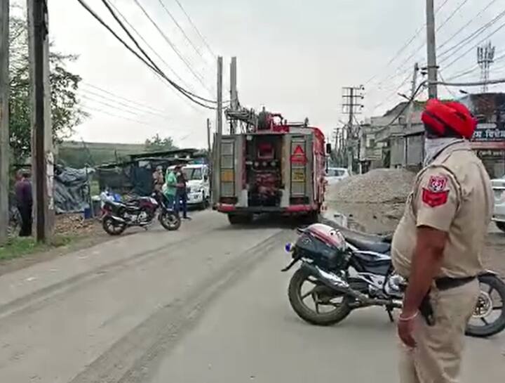 Giaspura Gas Leak 6 killed 10 injured due to poisonous gas leaking in Ludhiana's Giaspura, Punjab Police sealed the entire area ANN Ludhiana Gas Leak: पंजाब के ग्यासपुरा में जहरीली गैस लीक होने से 9 की मौत, 11 घायल, पुलिस ने पूरे इलाके को किया सील