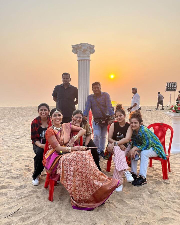 लेकिन खबरों की मानें तो मृणाल ठाकुर की ये फोटो किसी एड शूट या किसी की दोस्त की शादी में शामिल होने के दौरान की हैं.