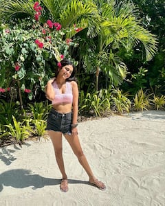 In Pics: मालदीव में चिल करती नजर आईं 'विंक गर्ल' प्रिया प्रकाश वारियर, वेकेशन लुक देख नहीं हटेंगी आंखें