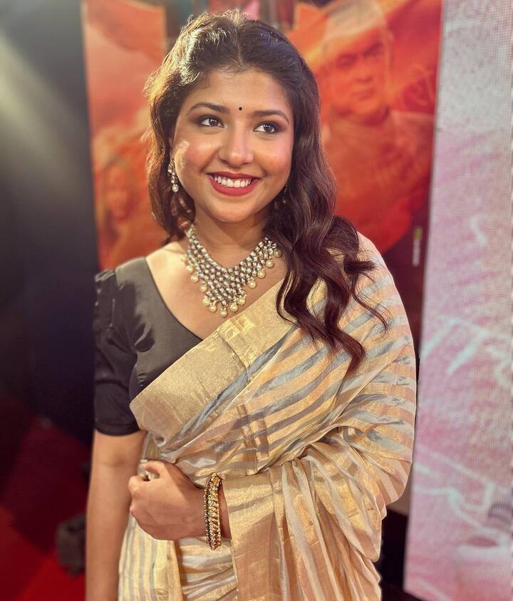 फोटोला तिनं कॅप्शन दिलं, 'काल माझ्या आजी ‘माई’ ने महाराष्ट्र शाहीर हा चित्रपट पाहिला आणि तिची प्रतिक्रिया मला जाणून घ्यायची होती. हा परफेक्ट कॅनडीड फोटो आहे, ज्यामध्ये अंकुश हा आनंदाचा क्षण कॅमेऱ्यात कैद करत आहे. तिने मला भानुमतीशी असलेल्या तिच्या नात्याबद्दल सांगितले. हा माझा पहिला चित्रपट आणि तिचा प्रतिसाद हा खूप महत्त्वाचा होता. असच अजून शिकत राहीन, प्रामाणिकपणे काम करत राहीन.'