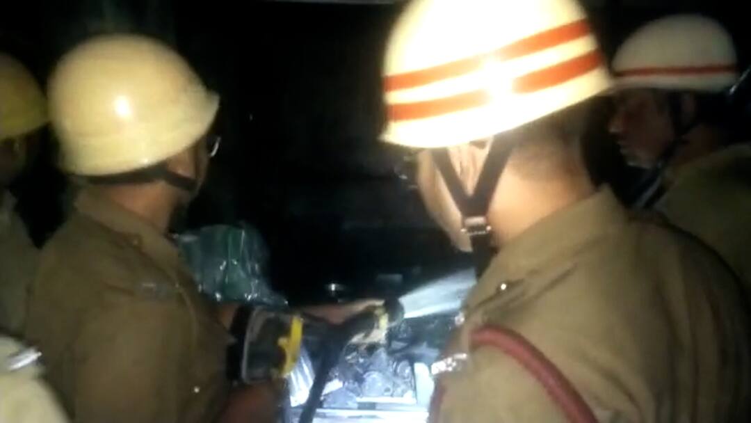 Destructive Fire At Garage Of Ashoknagar Leading To Huge Financial Loss North 24 Parganas:গ্যারেজে বিধ্বংসী আগুন, পুড়ে ছাই আড়াই লক্ষ টাকার সম্পত্তি