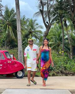 Ajay Devgn की 'बेटी' का पति संग बेबीमून, स्ट्रैपलेस ड्रेस पहन फ्लॉन्ट किया बेबी बंप