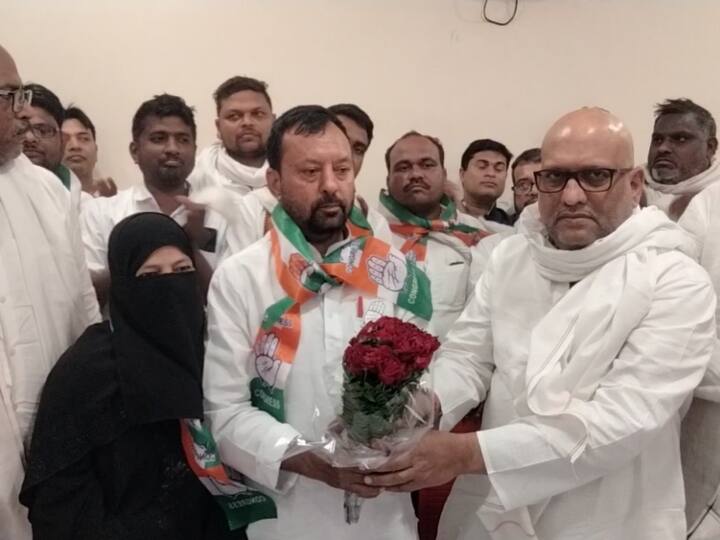 UP Nikay Chunav 2023 Bhadohi Samajwadi Party leader Hasnain Ansari Join Congress Crying on the stage ANN UP Nikay Chunav 2023: समाजवादी पार्टी में 30 सालों से समर्पित नेता ने थामा कांग्रेस का हाथ, मंच पर फूट-फूट कर रोने लगा