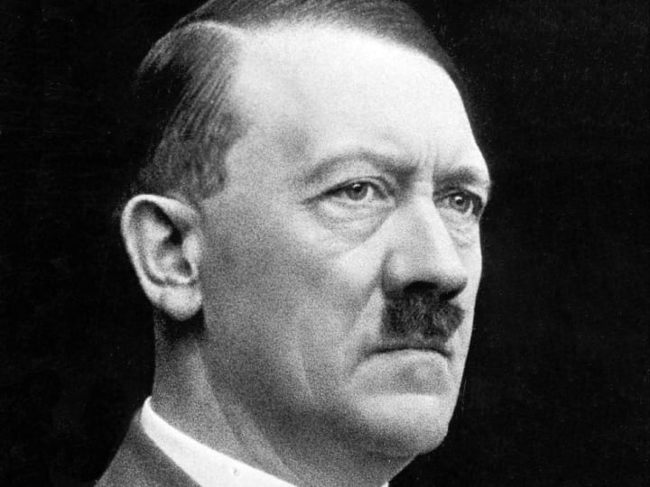 हिटलर ने अपनी प्रेमिका ईवा ब्रौन के साथ शादी के एक दिन बाद 30 अप्रैल को 50 फुट नीचे बंकर में सुसाइड कर लिया था.