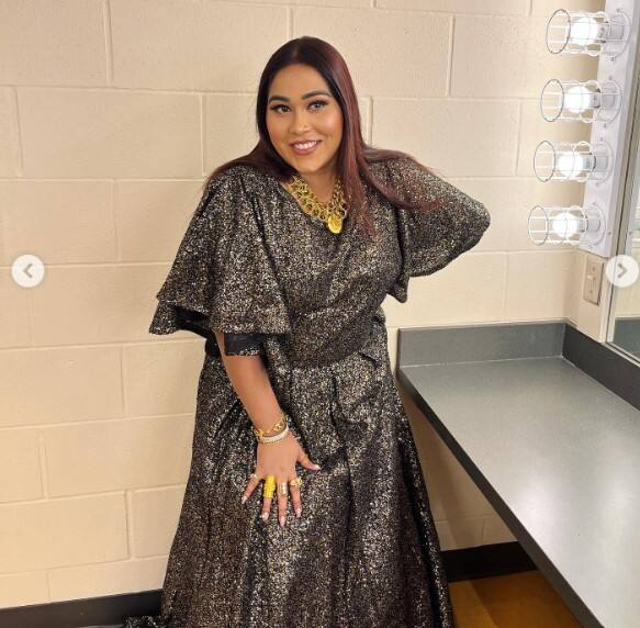 ਦਰਅਸਲ, ਇੰਨੀਂ ਦਿਨੀਂ ਅਫਸਾਨਾ ਖਾਨ ਕੈਨੇਡਾ ਸ਼ੋਅ ਵਿੱਚ ਵਿਅਸਤ ਹੈ। ਇਸ ਦੌਰਾਨ ਅਫਸਾਨਾ ਖਾਨ ਆਪਣੀਆਂ ਵੀਡੀਓ ਅਤੇ ਤਸਵੀਰਾਂ ਪ੍ਰਸ਼ੰਸ਼ਕਾਂ ਨਾਲ ਲਗਾਤਾਰ ਸਾਂਝੀਆਂ ਕਰ ਰਹੀ ਹੈ। ਹਾਲ ਹੀ ਵਿੱਚ ਅਫਸਾਨਾ ਨੇ ਚਮਕੀਲੀ ਡਰੈੱਸ ਵਿੱਚ ਸ਼ਾਨਦਾਰ ਤਸਵੀਰਾਂ ਸ਼ੇਅਰ ਕੀਤੀਆਂ ਹਨ। ਜਿਨ੍ਹਾਂ ਨੇ ਪ੍ਰਸ਼ੰਸ਼ਕਾਂ ਨੂੰ ਆਪਣਾ ਦੀਵਾਨਾ ਬਣਾ ਲਿਆ। ਤੁਸੀ ਵੀ ਵੇਖੋ ਇਹ ਖਾਸ ਤਸਵੀਰਾਂ...