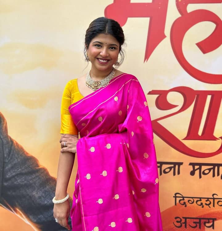 सना ही सोशल मीडियावर अॅक्टिव असते. तिच्या वेगवेगळ्या लूकमधील फोटो ती सोशल मीडियावर शेअर करते.