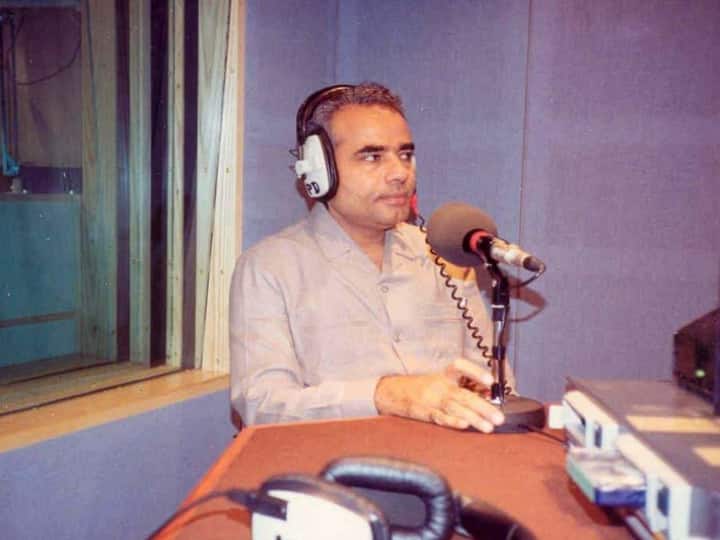 Mann Ki Baat 100th episode PM Modi Old Photo Goes Viral People Guessing Age Mann Ki Baat 100th Episode: नया नहीं है पीएम मोदी का रेडियो प्रेम! 'मन की बात' कार्यक्रम से पहले वायरल हुई ये पुरानी तस्वीर