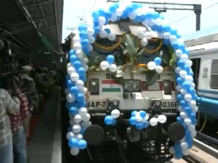 Bahrat Gaurav Train: केंद्रीय मंत्री ने भारत गौरव ट्रेन को सिंकद्राबाद से रवाना कर दिया है, जो पुरी से लेकर काशी और प्रयागराज जैसे जगहों पर लेकर जाएगी.