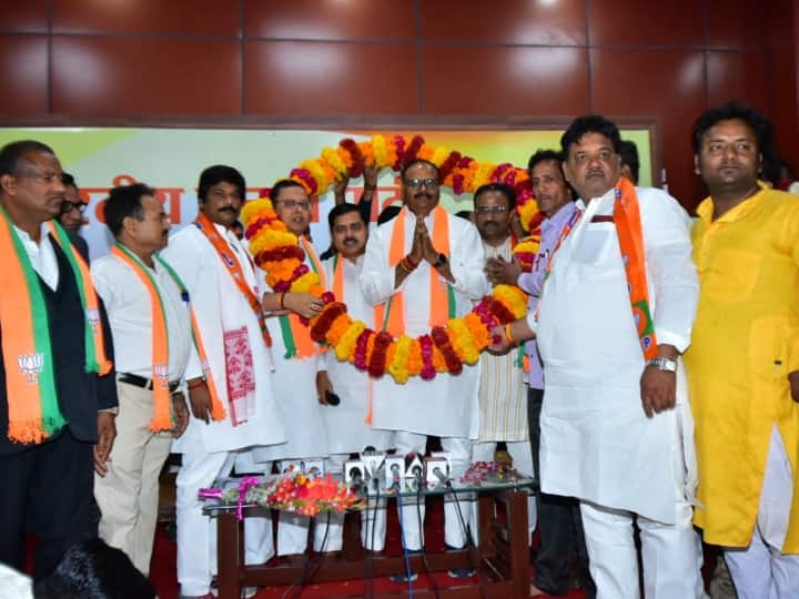 UP Nikay Chunav 2023 Congress SP And RLD Many Candidate and Leaders Joins BJP ANN UP Nikay Chunav 2023: लखनऊ में बीजेपी के 'चुनावी चक्रव्यूह' में फंसे विपक्षी दल, सपा-रालोद और कांग्रेस में की सेंधमारी