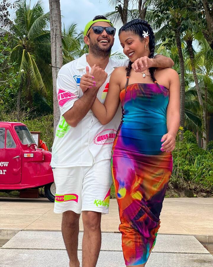 एक्ट्रेस ने अपने बालों को दो चोटी में बांध रखा और उनके चेहरे पर नेचुरल बेबी ग्लो उनकी खूबसूरती में अच्छे से निखार ला रहा था.