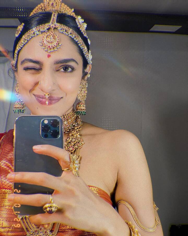 శోభిత ఇంతకు ముందు అమెజాన్ ప్రైమ్ వీడియో డ్రామా సిరీస్ 'మేడ్ ఇన్ హెవెన్' లో నటించి అందర్నీ మొప్పించింది.