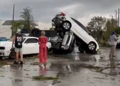 अमेरिका में विनाशकारी बवंडर और तूफान का कहर, देखें कैसे तबाह हुई गाड़ियां