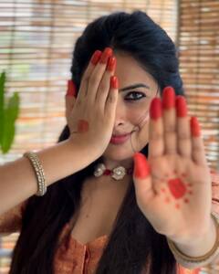 Divi Vadthya: కేరళ కుట్టిలా దివి - ఓణీ వేయడం మర్చిపోయినట్టుంది