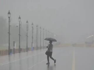 TN Rain Alert: அடுத்த 3 மணிநேரம் குடையுடன் தயாரா இருங்க..! 10 மாவட்டங்களில் படையெடுக்கபோகும் மழை..!