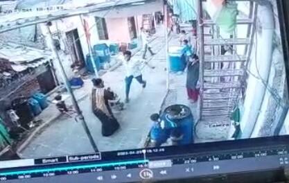 Clash between two families in Mumbais Mankhurd area woman killed in firing by father son duo Mumbai Crime : मुंबईतील मानखुर्द परिसरात दोन कुटुंबांमध्ये हाणामारी, बापलेकाच्या गोळीबारात महिलेचा मृत्यू
