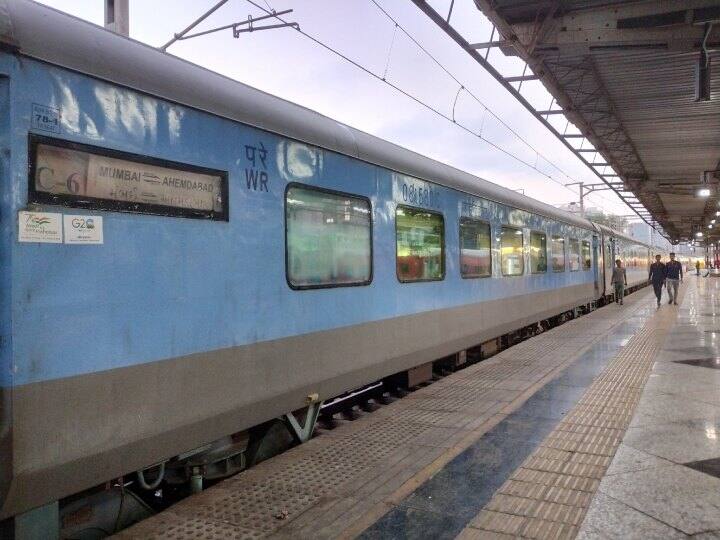 भारत के राष्ट्रपति द्वारा इस्तेमाल की जाने वाली ट्रेनों को भी पहले वरीयता दी जाती है. सभी ट्रेनों को रोककर इसे आगे बढ़ाया जाता है. हालांकि अब राष्ट्रपति हवाई जहाज से सफर करते हैं.