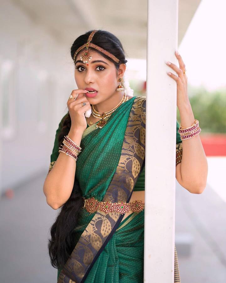 చీరలో సత్య శ్రీ అందమైన ఫోటోలు.