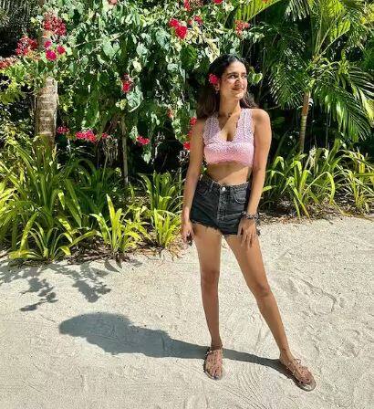 ਬੀਚ 'ਤੇ ਖੜ੍ਹੀ ਪ੍ਰਿਆ ਪ੍ਰਕਾਸ਼ ਵਾਰੀਅਰ ਨੇ ਜ਼ਬਰਦਸਤ ਫੋਟੋਆਂ ਕਲਿੱਕ ਕੀਤੀਆਂ ਹਨ।