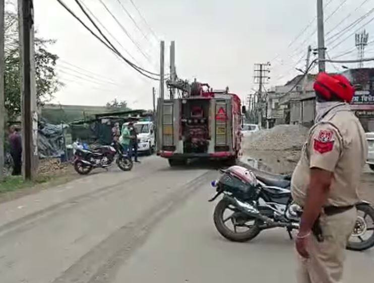 Ludhiana Gas Leak Incident Today 9 Dead 11 Sick Gas Leak Punjab Ludhiana Police NDRF Team Reach Spot Ludhiana Gas Leak Incident : पंजाबच्या लुधियानात विषारी वायूची गळती, नऊ जणांचा मृत्यू, 11 जण बेशुद्ध; एक किमीपर्यंतचा परिसर सील