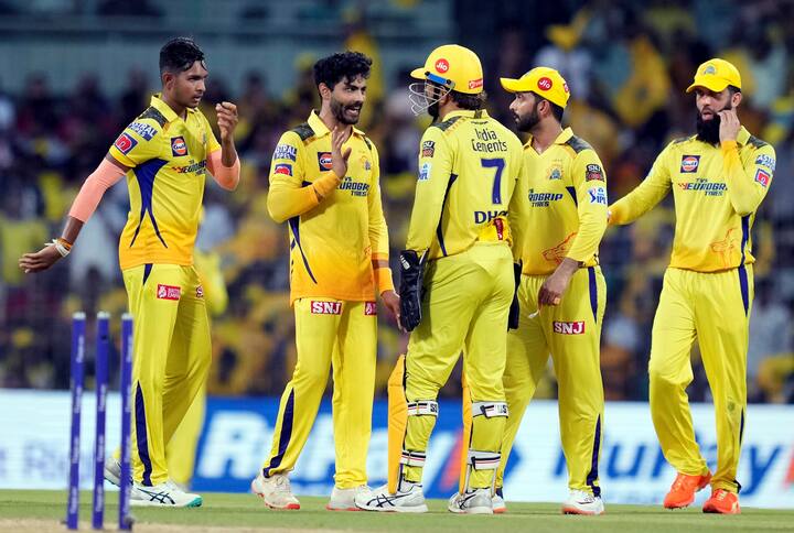 चेन्नईकडून तुषार देशपांडे याने सर्वाधिक तीन विकेट घेतल्या आणि सर्वाधिक धावाही खर्च केल्या. तुषार देशपांडे याने चार षटकात 49 धावा खर्च केल्या. रविंद्र जाडेजा याने चार षटकार 32 धावा खर्च करत दोन विकेट घेतल्या. मथिशा पथीराना याने एक विकेट घेतली. इतर गोलंदाजांची पाटी कोरी राहिली.