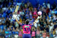 यशस्वी जयस्वालचा झंझावत, मुंबईच्या गोंलदाजांची पिसे काढली