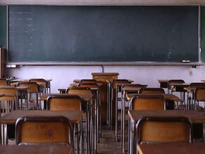 Teacher Arrested For Showing Obscene Videos To Class 6 Students Punjab எல்.சி.டி. திரையில் பாடத்திற்கு பதில் ஆபாச படம்.. வகுப்பறையில் ஆசிரியர் அட்டூழியம் - பள்ளியில் நடந்த கொடூரம்..!