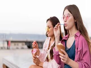 Ice Cream Side Effects: आईस्क्रीम खायला आवडतं? जाणून घ्या आईस्क्रीम खाण्याचे आरोग्यावर होणारे परिणाम!