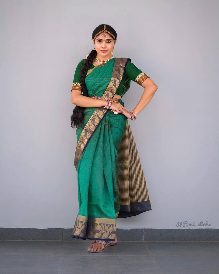 సత్యశ్రీ తాజాగా ఇలా పెళ్లి కూతురిలా ముస్తాబై ఫొటోలకు పోజులిచ్చింది.