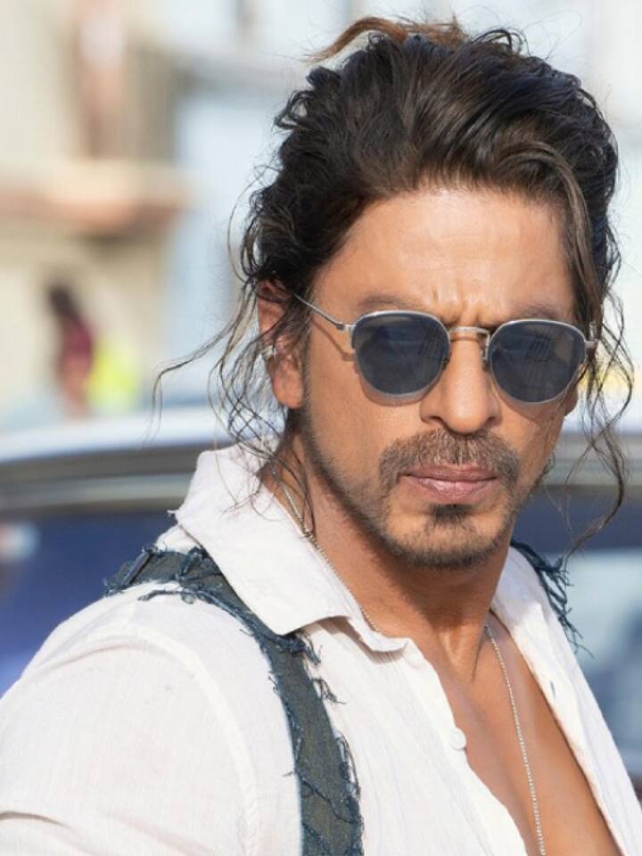 'जवान' या सिनेमात शाहरुख दुहेरी भूमिकेत दिसणार आहे.