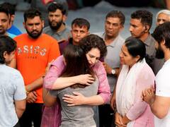 विनेश-बबीता के ट्विटर वार में कांग्रेस की एंट्री, स्मृति ईरानी को भी लपेटा, कहा- आप दोनों इस देश की औरतों से...