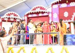 Bageshwar Dham: धीरेंद्र कृष्ण शास्त्री ने सागर में की 7 दिवसीय श्रीमद्भागवत कथा, मंच से 95 लोगों की सनातन धर्म में कराई वापसी