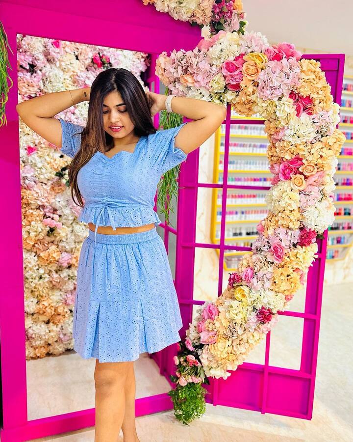 చిట్టిపొట్టి డ్రెస్లో రీతూ చౌదరి - క్యూట్నెస్కు కుర్రాళ్లు ఫిదా!