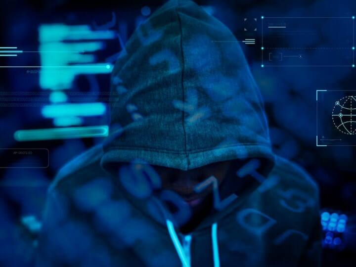 ठगी करने के लिए जालसाज फिशिंग (फर्जी मेल), विशिंग (फर्जी फोन कॉल्स), स्मिशिंग (फर्जी टेक्स्ट मैसेज) आदि के माध्यम से संभावित  व्यक्ति की जानकारी प्राप्त करते हैं. अब इन जानकारियों का उपयोग एक नकली आईडी बनाने, डुप्लीकेट सिम कार्ड जारी करने के लिए करते हैं.