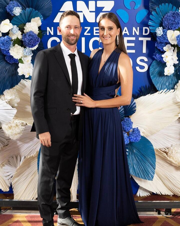 साल 2022 में डीवोन कॉनवे ने किम वॉटसन को लंबे समय तक डेट करने के बाद उनसे एक प्राइवेट सेरेमनी में शादी की थी. किम वॉटसन क्रिकेट मैच के दौरान कॉनवे को स्टैंड में चियर करते हुए काफी कम ही बार दिखाई दी हैं.