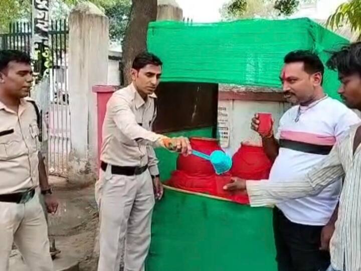 Manendragarh Chirmiri Bharatpur Police People  given cold water during summer Chhattisgarh ANN Chhattisgarh: अपराधियों ही नहीं गर्मी से भी सुरक्षा दे रही पुलिस, थाने के सामने शुरू किया प्याऊ, पुलिसकर्मी पिला रहे पानी