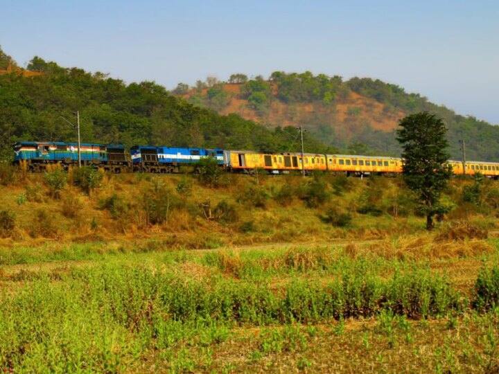 भारतीय रेलवे की राजधानी और शताब्दी ट्रेन भी इसमें से एक हैं, जिसे पहले क्रॉसिंग दी जाती है. हालांकि इसके अलावा एक ऐसी ट्रेन भी है, जिसे क्रॉसिंग देने के लिए राजधानी और शताब्दी ट्रेनों को भी रोक दिया जाता है.