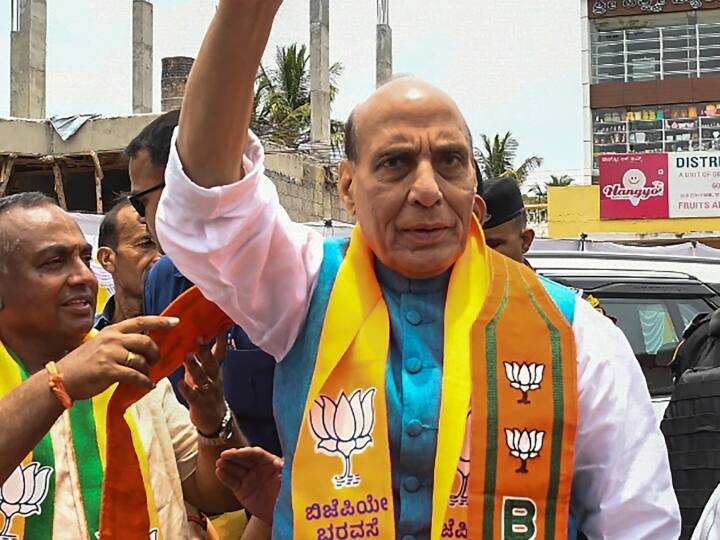 Karnataka Assembly Election 2023 rajnath singh attack congress on kharge poisonous snake remark narendra modi Karnataka Election: 'पीएम व्यक्ति नहीं संस्था', खरगे के बयान पर राजनाथ का पलटवार, कहा- कांग्रेस लोकतांत्रिक परंपराओं को कतर रही