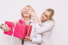 Mother's Day Gift idea's: मदर्स डे पर मां को देना है कुछ डिफ्रेंट और सबसे स्पेशल गिफ्ट तो आपके लिए  यहां हैं एक से बढ़कर एक ऑप्शन