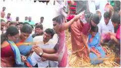 YS Sharmila Fell Down : వైరా, మధిర పర్యటనలో సొమ్మసిల్లి పడిపోయిన వైఎస్ షర్మిల | ABP Desam