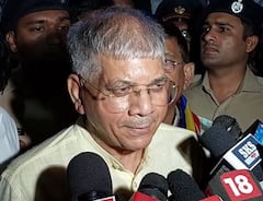 केसेस काढून घेण्यासाठी अजित पवारांचा पहाटेचा शपथविधी : प्रकाश आंबेडकर