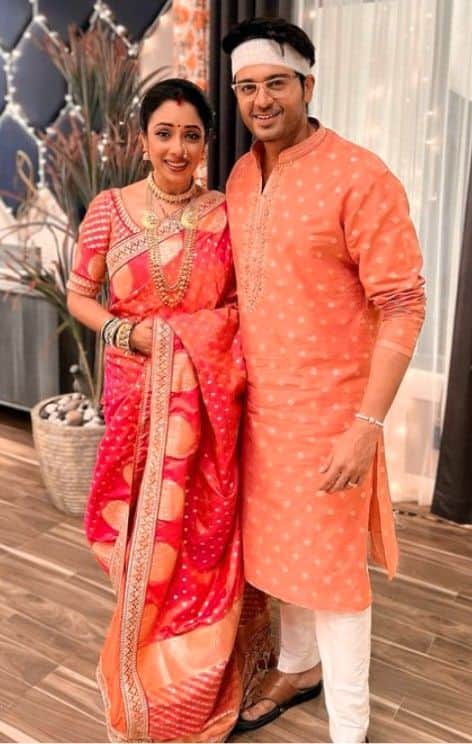 ਉੱਥੇ ਖੜ੍ਹੀ ਅਨੁਪਮਾ ਅਨੁਜ ਦੀਆਂ ਗੱਲਾਂ ਸੁਣ ਕੇ ਭਾਵੁਕ ਹੋ ਜਾਂਦੀ ਹੈ। ਇੱਕ ਪਾਸੇ, ਪੂਰਾ ਸ਼ਾਹ ਪਰਿਵਾਰ ਅਨੁਪਮਾ ਅਤੇ ਅਨੁਜ ਦੇ ਮਿਲਾਪ ਤੋਂ ਖੁਸ਼ ਹੋ ਜਾਂਦਾ ਹੈ, ਜਦੋਂ ਕਿ ਬਾ, ਵਣਰਾਜ ਅਤੇ ਮਾਇਆ ਨੂੰ ਡੂੰਘਾ ਸਦਮਾ ਲੱਗਦਾ ਹੈ।